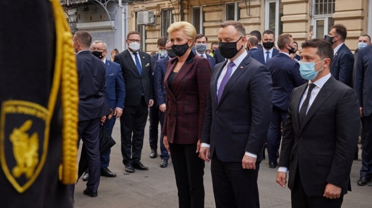Зеленский и Дуда почтили память бывшего президента Польши в Одессе - фото