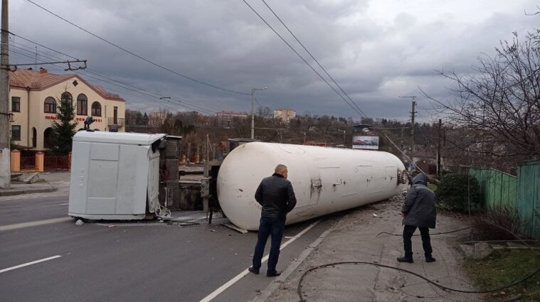 Из-за ДТП с газовозом эвакуировали 12 жителей Житомира - видео