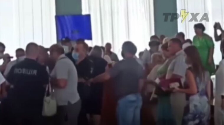 Ругались, таскали за волосы и обливали водой: в Купянске депутаты подрались с активистами (видео)