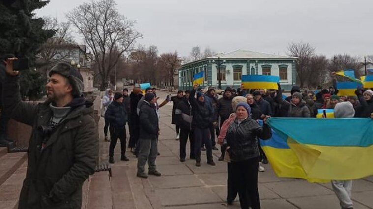 В окупованому Куп'янську українці вийшли на мітинг та голими руками зупиняють росіян (відео)