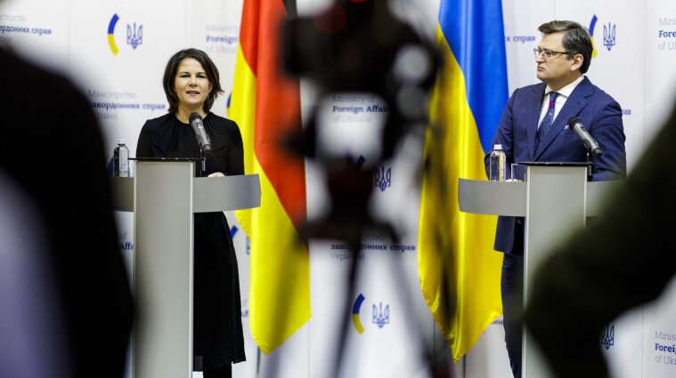 Очільниця МЗС Німеччини відвідає лінію розмежування на Донбасі
