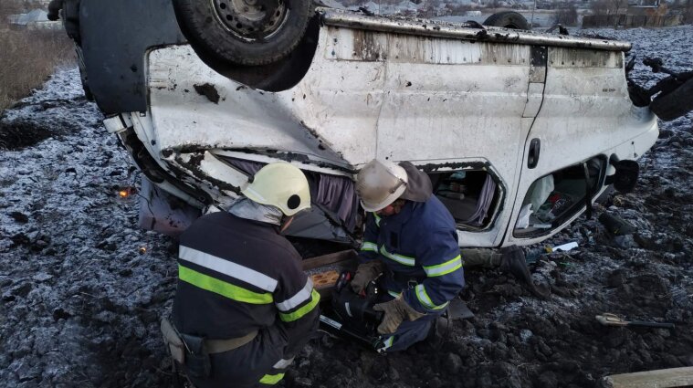 Микроавтобус перевернулся в Харьковской области: 8 пострадали, один человек погиб