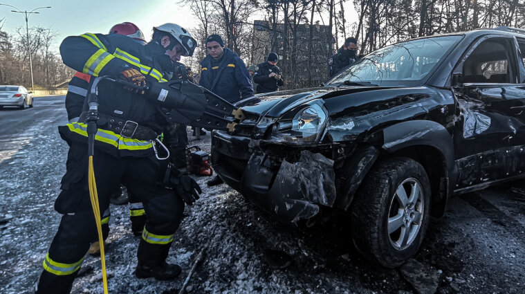 ДТП у Києві: рятувальники вирізали потерпілу з автівки - фото
