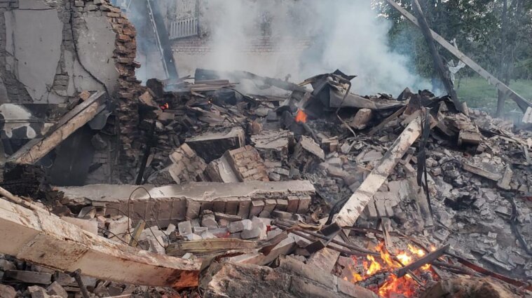60 человек погибли после авиаудара по школе в Луганской области - фото