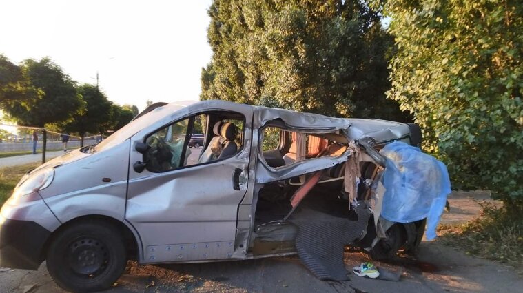 В Черкассах авто врезалось в дерево: погибла девушка, семь человек травмированы