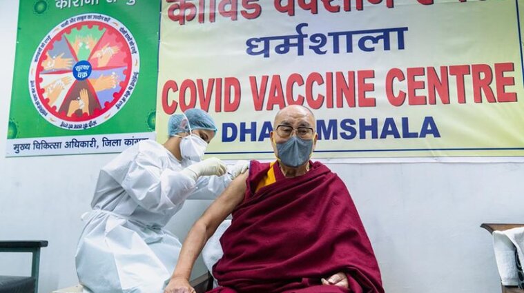 Далай-лама привился от коронавируса в 85 лет