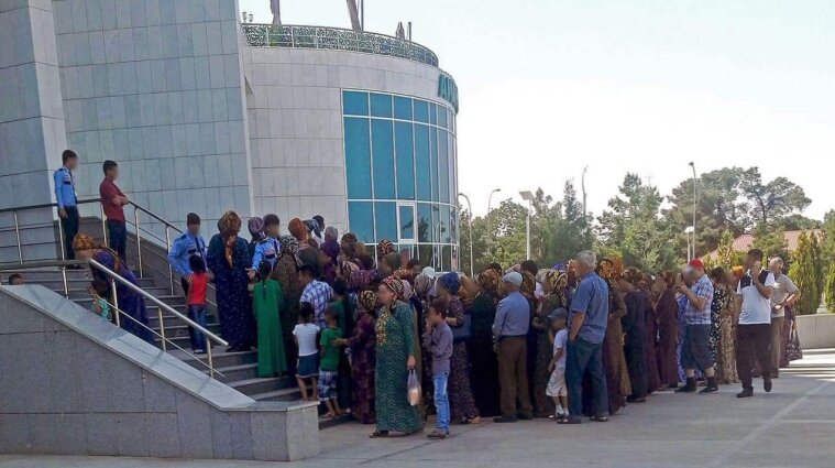 У Туркменістані людям заборонили стояти в чергах за продуктами, щоби не ганьбити президента