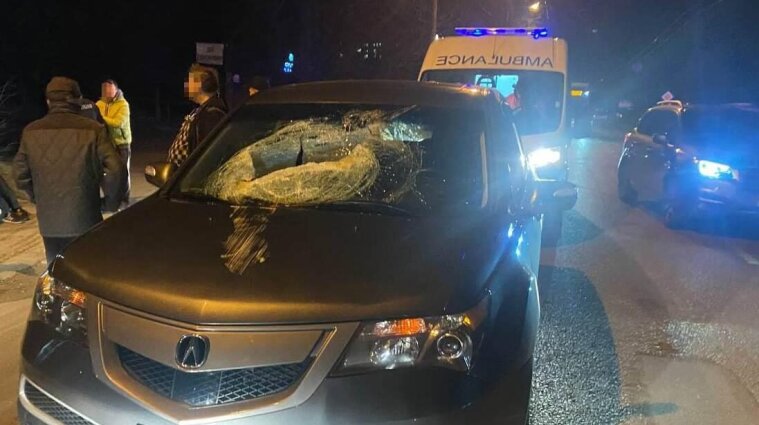 У Львові кришка люка влетіла в авто та вбила 10-річного хлопчика