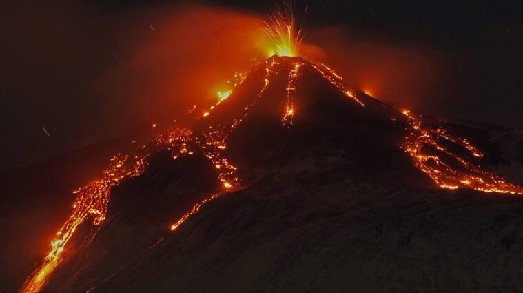 В Італії вулкан Етна вивергає потоки лави