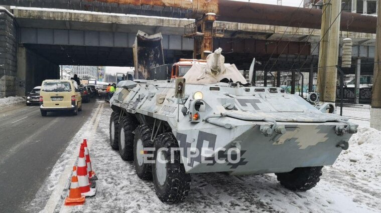 Грузовик протаранил мост в Киеве, вызвали БТР - фото