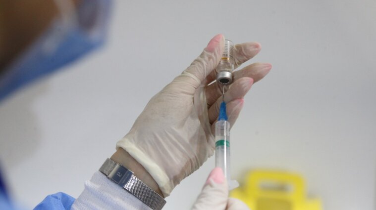 У МОЗ розповіли, за яких умов іноземці можуть вакцинуватися від COVID-19 в Україні