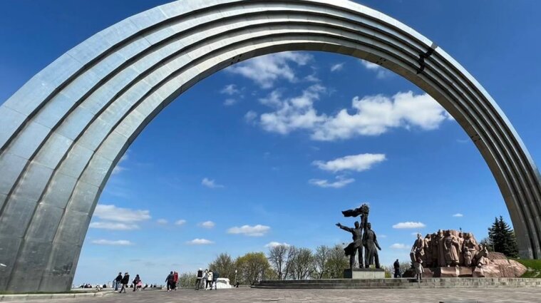 Простояла 40 лет: в Киеве снесут бронзовую скульптуру двух рабочих