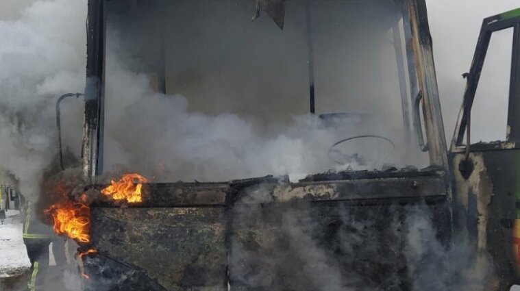 В Харькове прямо на остановке полностью выгорела маршрутка