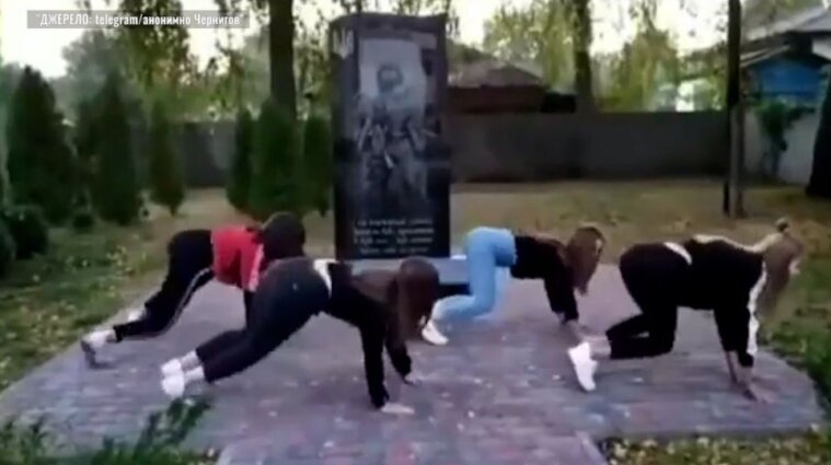 Школьницы станцевали тверк у мемориала погибшим в АТО (видео)