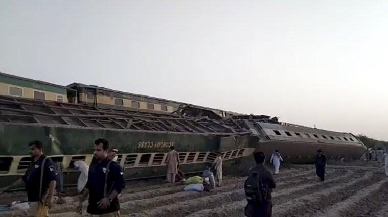 Понад 30 людей загинули у Пакистані внаслідок зіткнення двох потягів - фото, відео