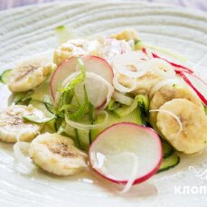 Прості рецепти смакоти: готуємо салат з редиски і бананів