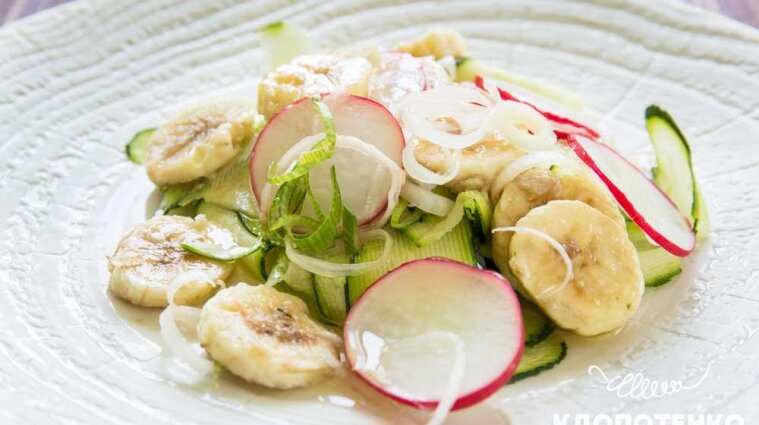 Простые рецепты вкусности: готовим салат из редис и бананов