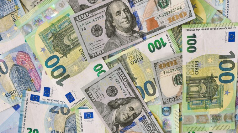 ПриватБанк прекратил прием долларов и евро в своих терминалах