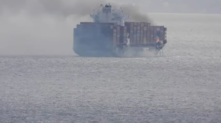 Возле берегов Канады горит судно с химикатами - видео