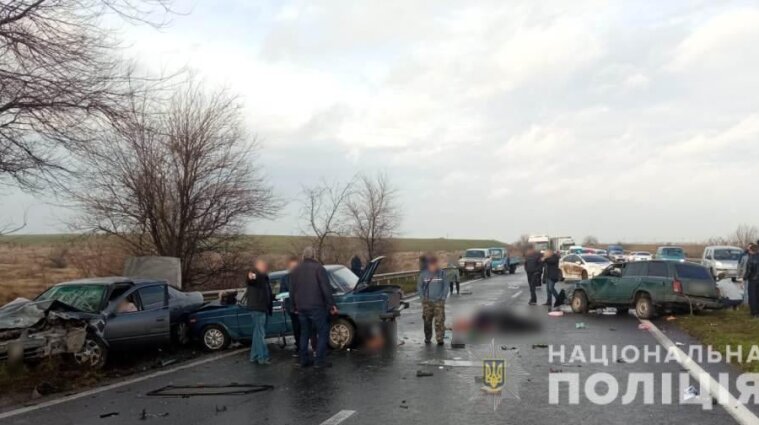 Одна смерть и шесть пострадавших: в ДТП на трассе Одесса-Мелитополь столкнулись три авто
