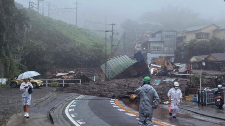 Оползень в Японии: дома снесло, еще 20 человек ищут спасатели
