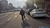 Перекрытие улицы Крещатик в Киеве из-за митингующих и вкладчиков банка "Аркада"