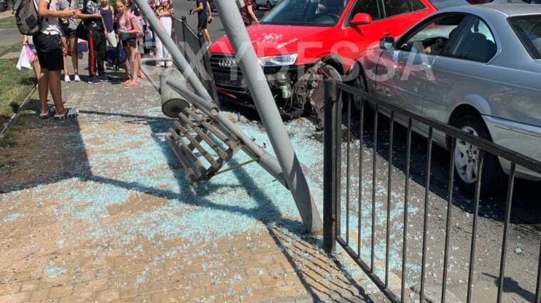 Масова ДТП в Одесі: автівка протаранила зупинку - фото
