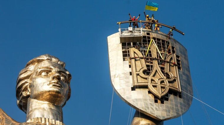Экспрезидент Ющенко помогал создавать трезубец для монумента "Родина-мать"