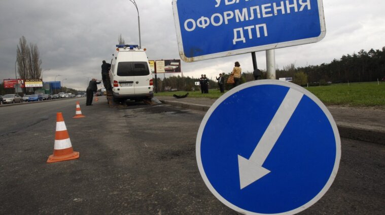 Масова аварія у Києві: на бульварі Дружби народів зіткнулися одразу 9 авто - відео