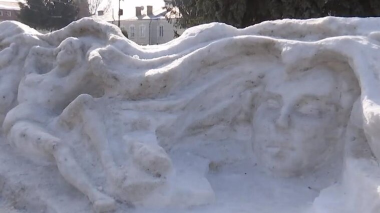 В Луцке вылепили из снега Лесю Украинку и персонажей ее  "Лесной песни" - видео