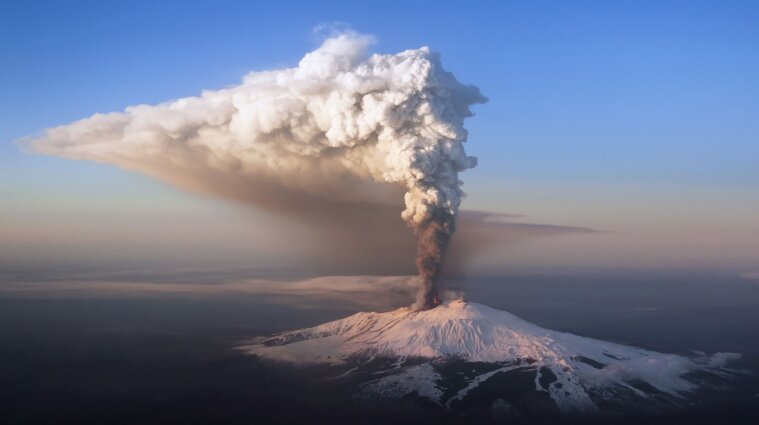 Випустив лаву із попелом: На Сицилії активізувався вулкан Етна