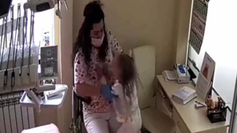 Душила та била об кушетку: у Рівному дантистка знущалася з маленьких пацієнтів