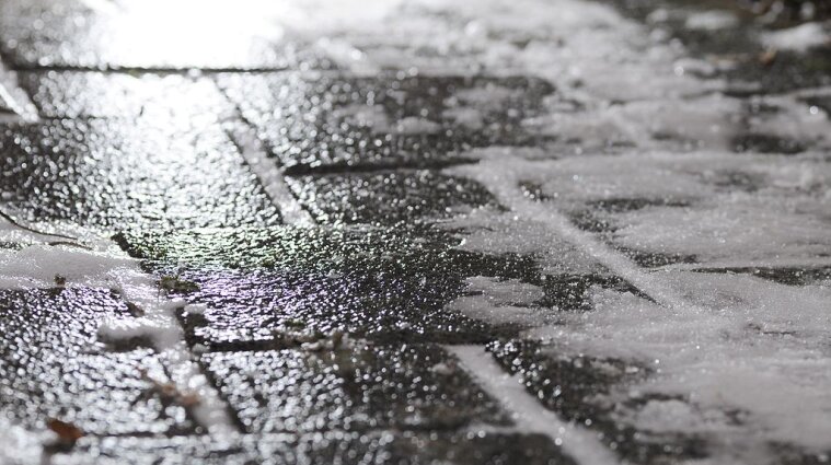 Дощі з морозами перетворять дороги Києва на ковзанку: синоптики про погоду в столиці