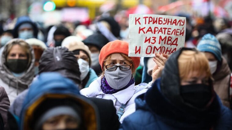 На протесты в Беларуси вышли пенсионеры и медики - фото