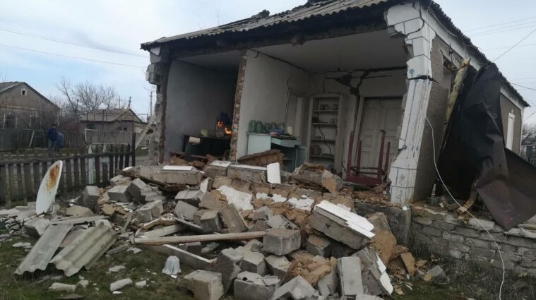Из-за взрыва баллона с газом в Донецкой области разнесло дом - фото