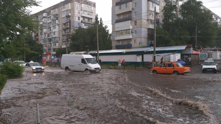 Сєвєродонецьк накрила сильна злива: місто "пливе"  - фото