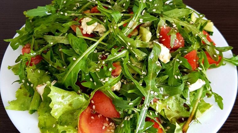 Простые рецепты вкусности: готовим салат из рукколы