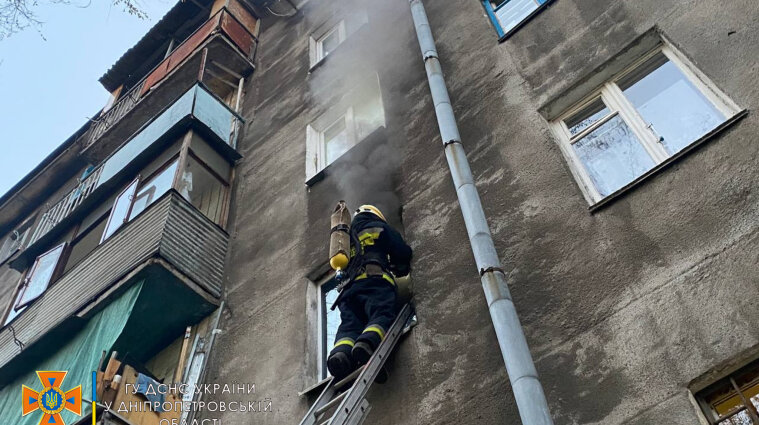 Два человека погибли при пожаре в многоэтажке в Днепре - фото