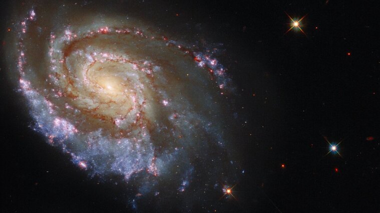 Ученые нашли спиральную галактику, в которой массово погибли звезды - фото