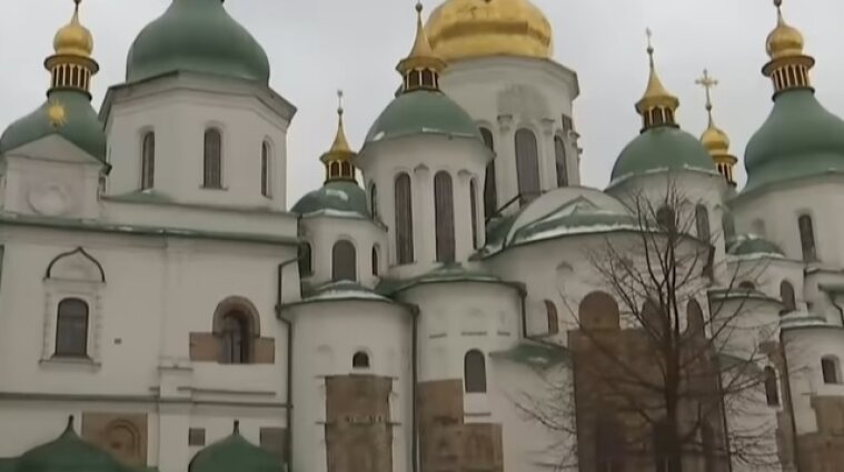 Сильний вітер у Києві зніс хреста з купола Софійського собору - відео