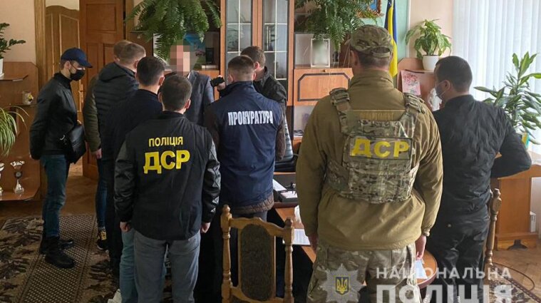 Брал талонами: на Львовщине на взятке задержали главу РГА