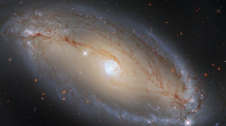 Hubble показал галактику в созвездии Весы - фото
