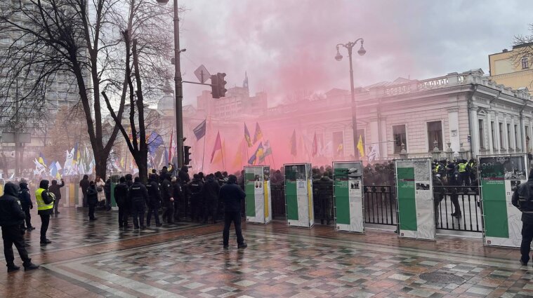 Сутички з поліцією та обурення: під Верховною Радою протестують ФОПи (фото, відео)