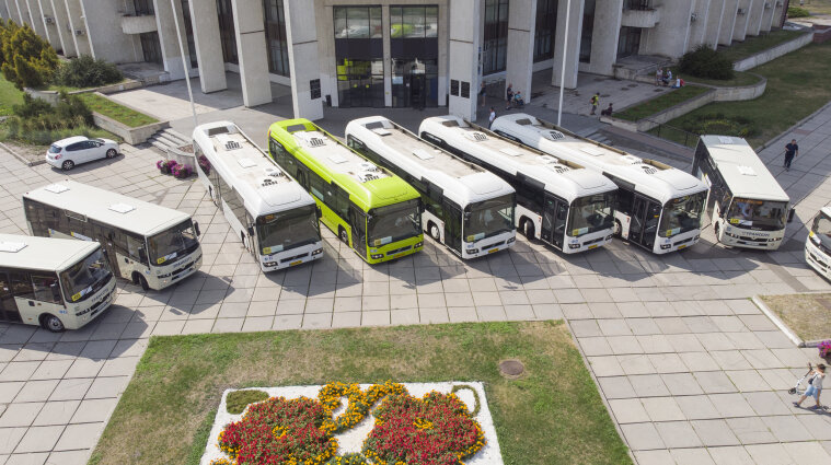 Киевлян будут возить на маршрутных автобусах нового образца - фото