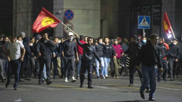 Протесты в Кыргызстане: в Бишкеке слышны выстрелы