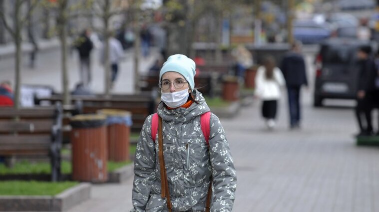 Влада Києва закликала повернутися до носіння масок у публічних місцях через COVID-19