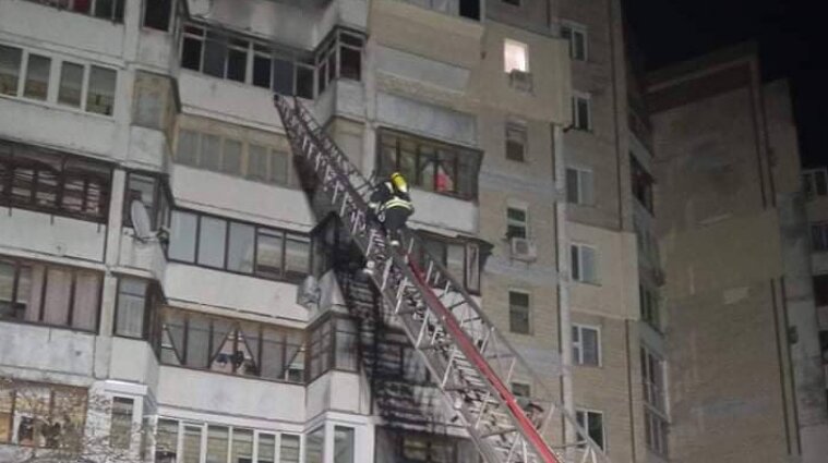 Пожар в киевской многоэтажке: спасли мужчину из горящей квартиры