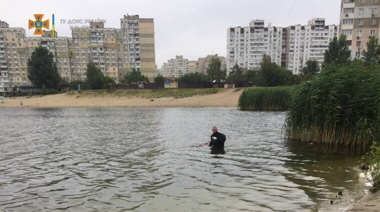 У Києві рятувальники дістали з озера тіло чоловіка