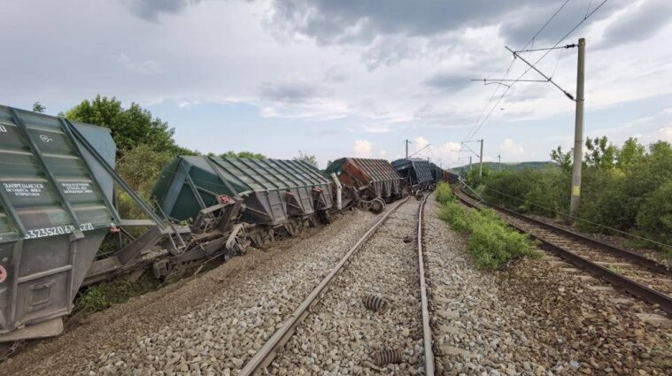 15 украинских вагонов-зерновозов сошли с рельсов в Румынии (фото)