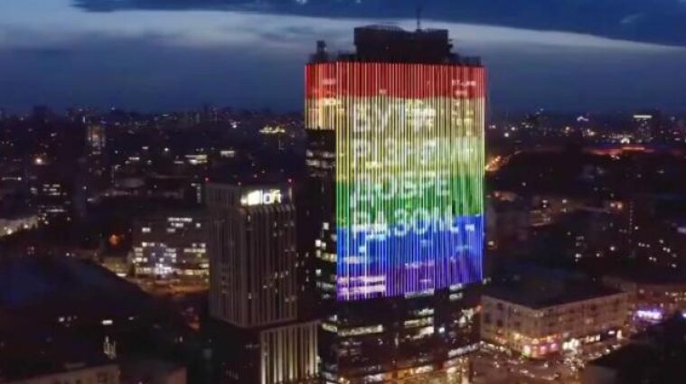 ТРЦ Gulliver светится цветами ЛГБТ: видео
